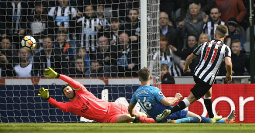 Arsenal thua ngược Newcastle, cạn cơ hội vào top 4